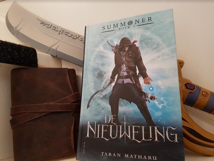 Ongebruikt De Nieuweling – Summoner Boek 1 – Taran Matharu – Banger Sisters FU-44